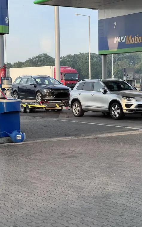 Reálne fotky našej práce — technika, nakládka a prevoz vozidiel.