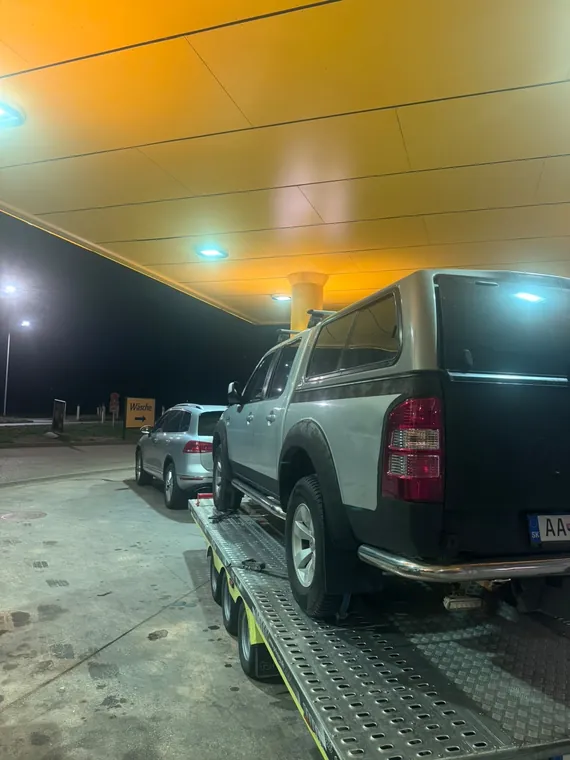 Reálne fotky našej práce — technika, nakládka a prevoz vozidiel.